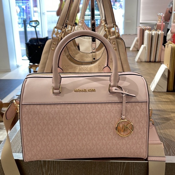 Michael Kors Handbags - Michael Kors med Duffel Travel - Leather/Coated
Light Powder Blush NWT